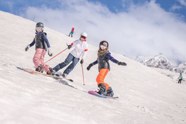 famille sur les pistes de ski