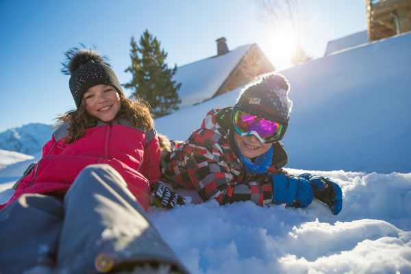enfants qui jouent dans la neige
